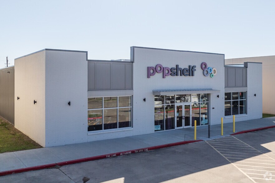 More Photos Of 230 N Bypass 35, Alvin Freestanding For Sale