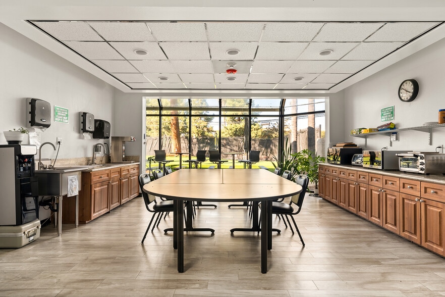 More Photos Of 20520 Nordhoff St, Chatsworth Industrial For Sale