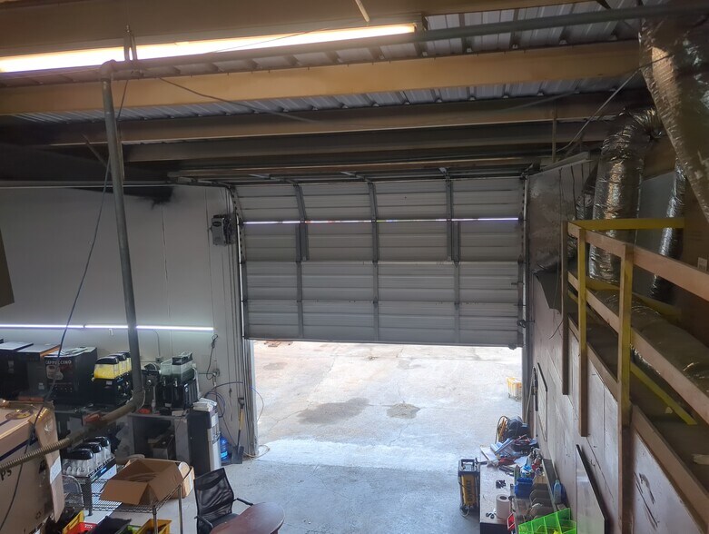 More Photos Of 513 Illinois St, South Houston Industrial For Sale