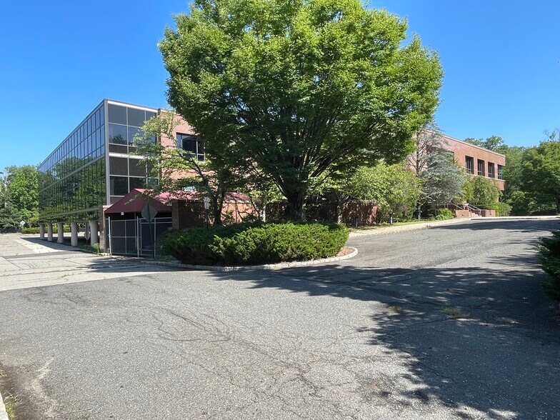 More Photos Of 1000 Sylvan Ave, Englewood Cliffs Office For Sale