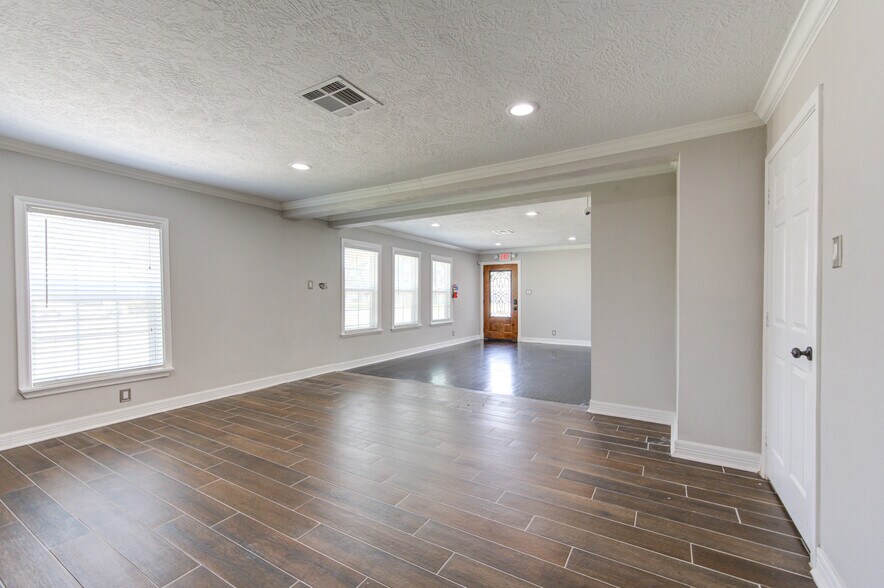 More Photos Of 2208 Strawberry Rd, Pasadena Office Residential For Sale