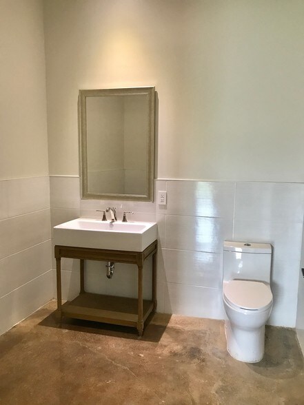 More Photos Of 9140 Premier Row, Dallas Distribution For Sale