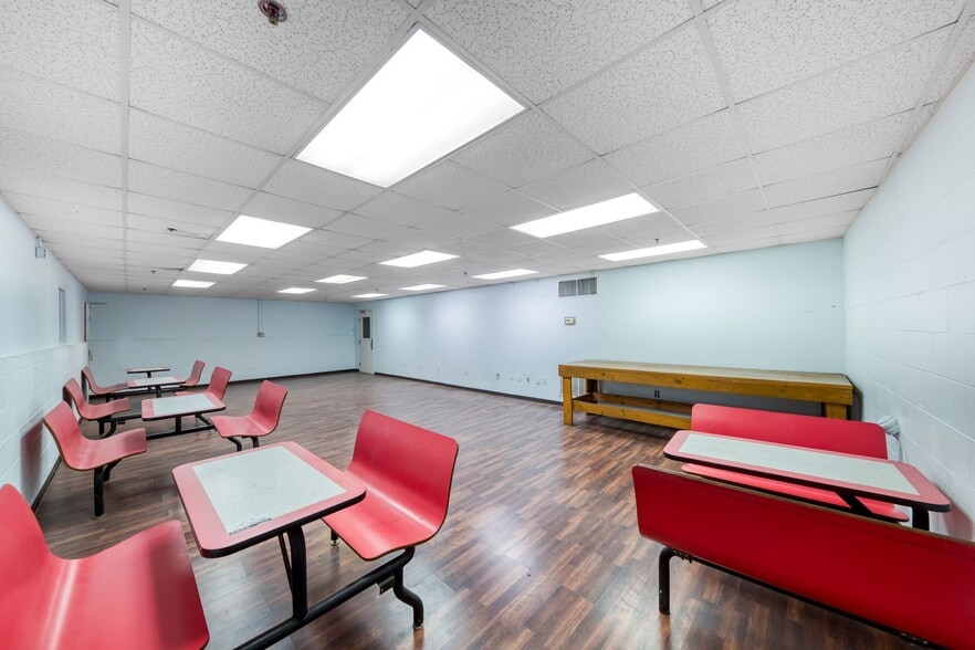 More Photos Of 410 S River St, Calhoun Warehouse For Lease