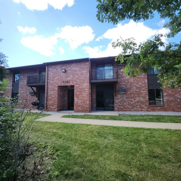 More Photos Of 2521 Honey Lou Ct, Appleton Apartments For Sale