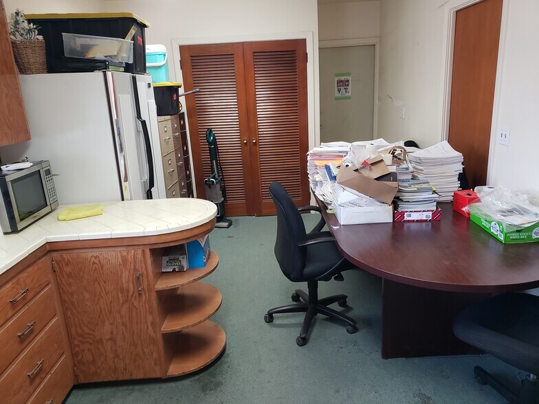 More Photos Of 8761 Amigo Ave, Northridge Warehouse For Lease