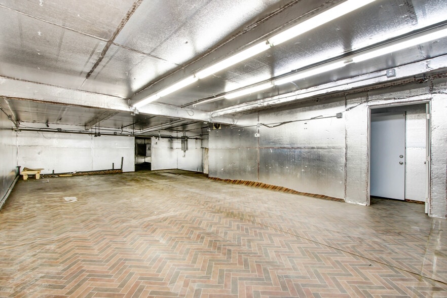 More Photos Of 21352 Nordhoff St, Chatsworth Light Manufacturing For Sale