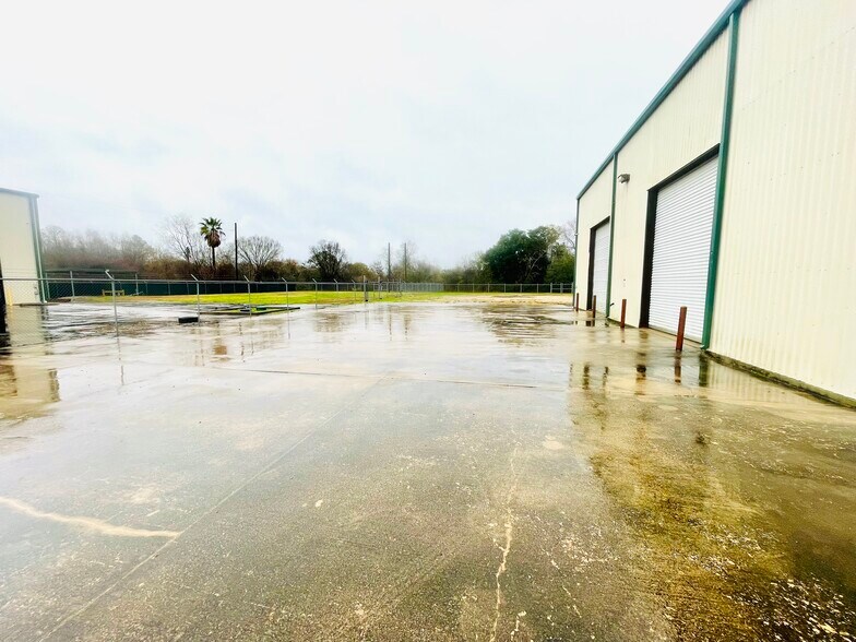 More Photos Of 8611 County Road 48, Rosharon Warehouse For Lease