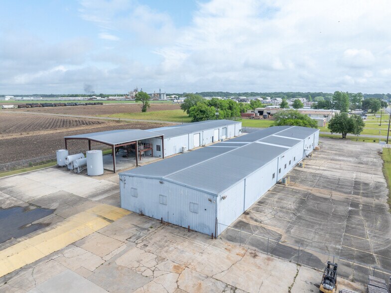 More Photos Of 718 Hangar Dr, New Iberia Warehouse For Sale