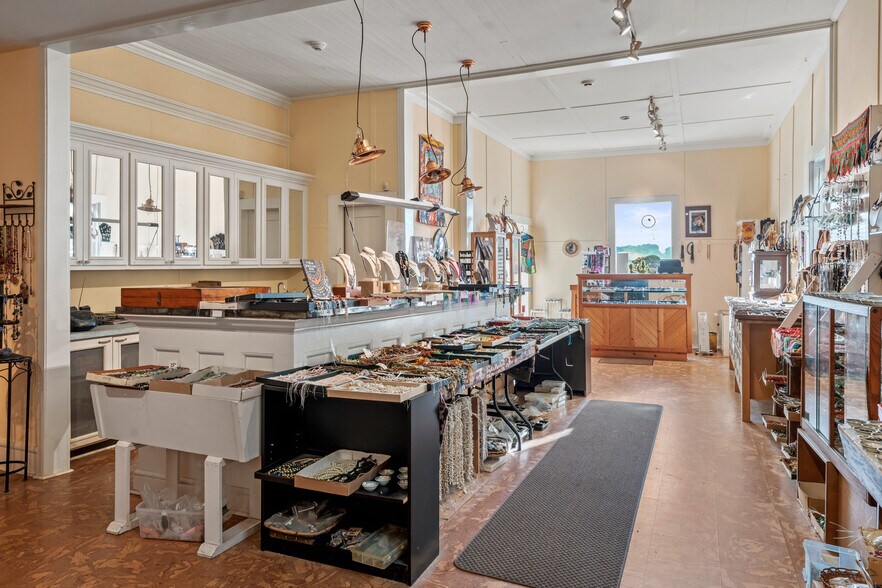 More Photos Of 45070 Main St, Mendocino Bar For Sale