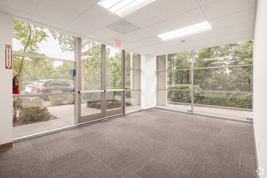 More Photos Of 61 Post, Irvine Flex For Sale