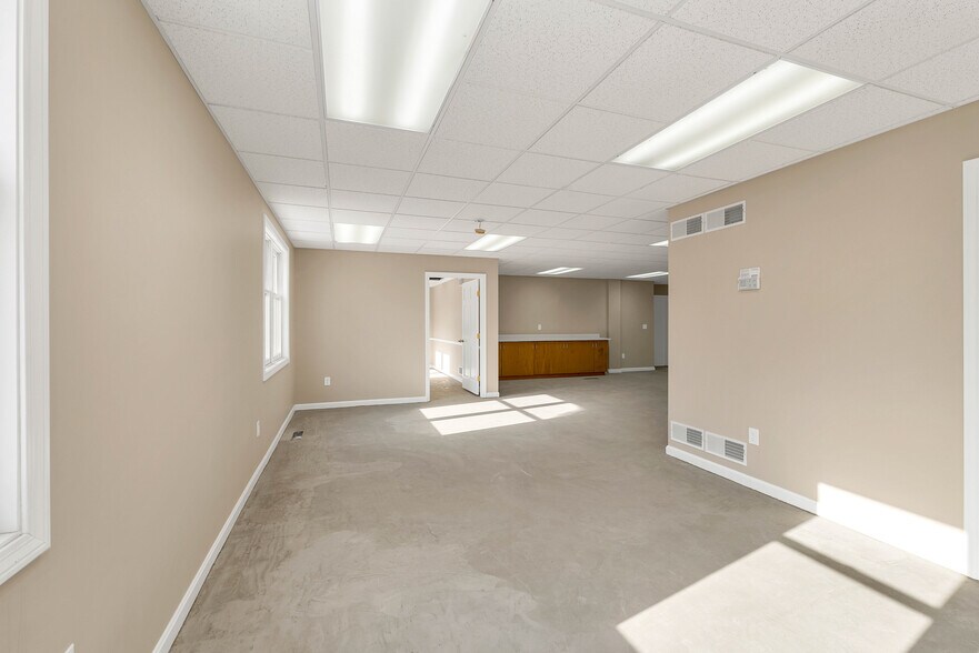 More Photos Of 5 Buttrick Rd, Londonderry Office For Lease