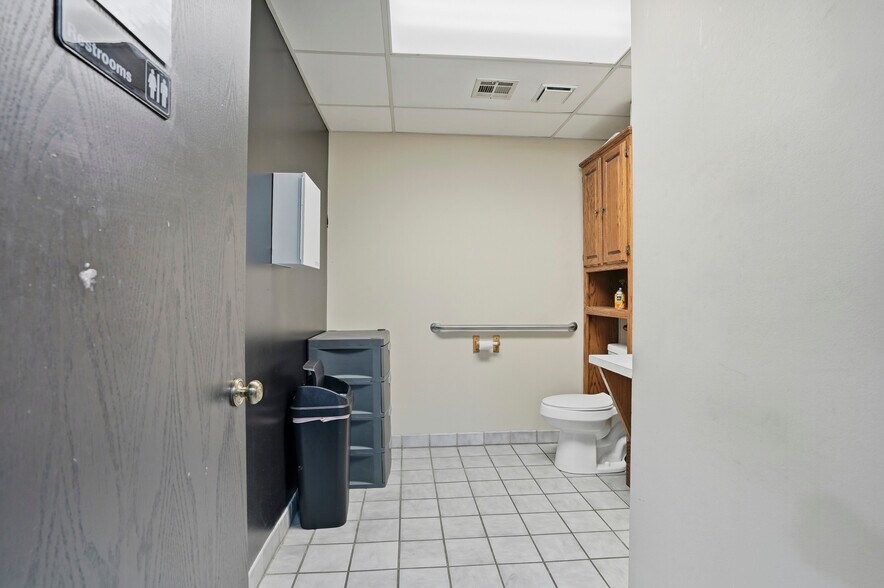 More Photos Of 3227 S Lakewood Ave, Tulsa Office For Sale