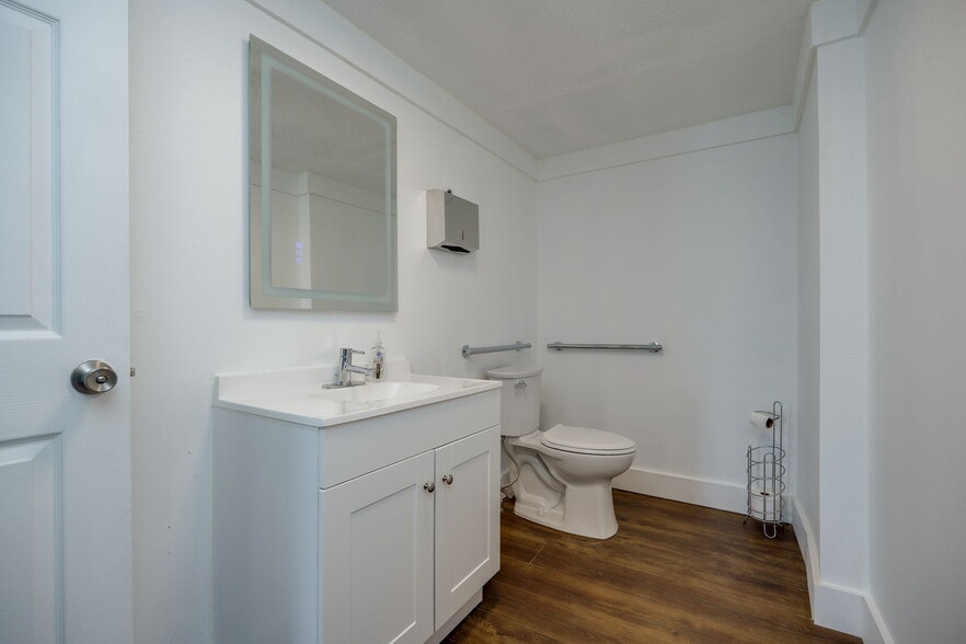 More Photos Of 520 N Broadway St, Lebanon Showroom For Sale