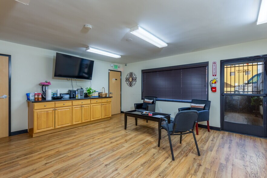 More Photos Of 7131-7133 Darby Ave, Reseda Office For Sale