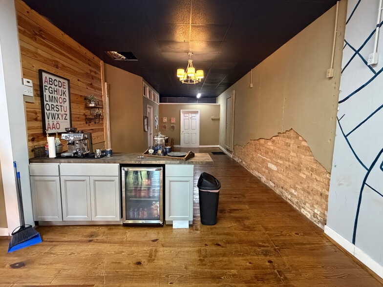 More Photos Of 105 W Pickens St, Abbeville Storefront Retail Residential For Sale