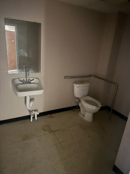 More Photos Of 640-660 Auburn Ave, Pontiac Unknown For Lease