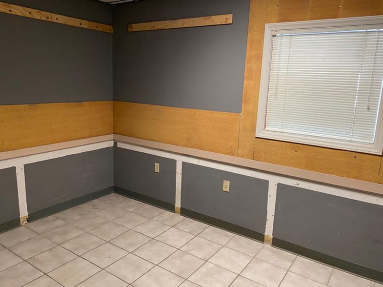 More Photos Of 1507 E Sugar Creek Rd, Charlotte Warehouse For Lease