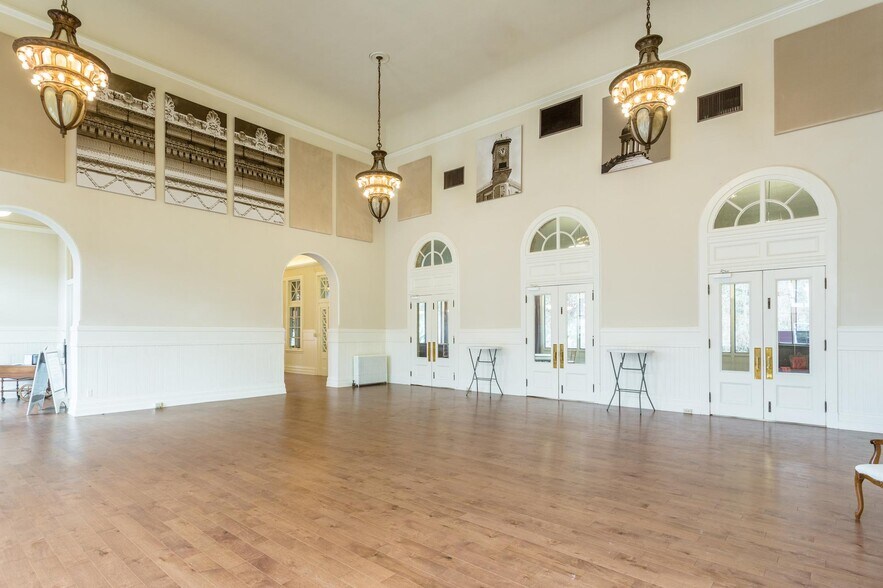 More Photos Of 12 Middlebrook Ave, Staunton Restaurant For Lease