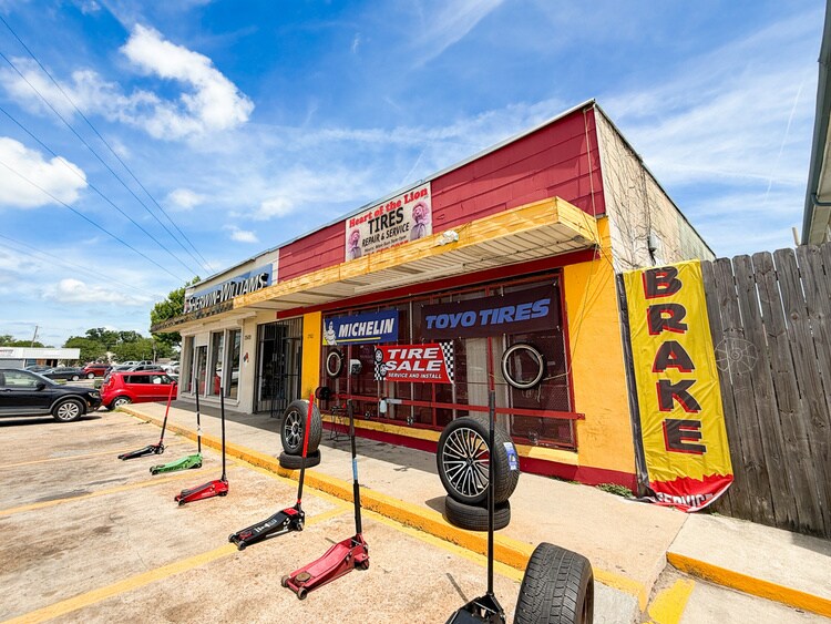 More Photos Of 2500 Airline Dr, Kenner Storefront For Lease