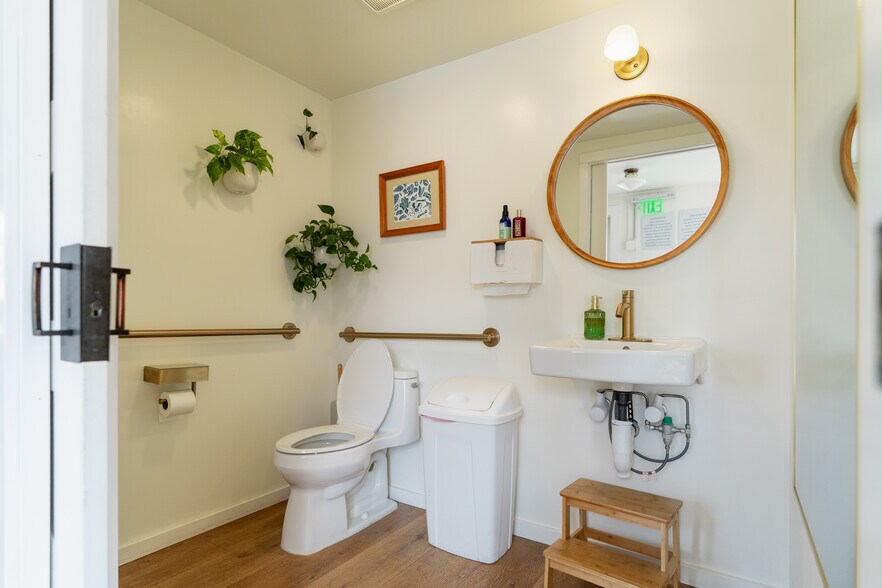 More Photos Of 927 S Cobb St, Palmer Restaurant For Sale