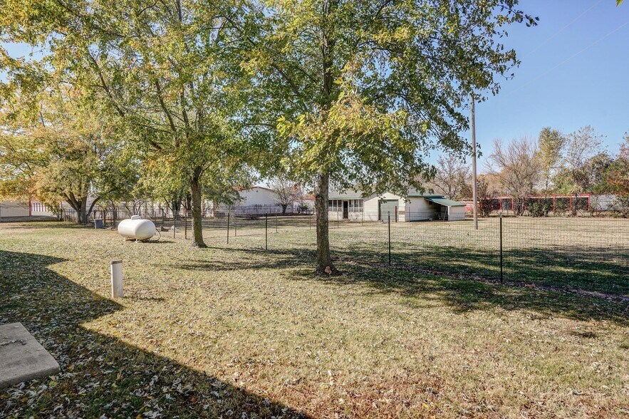 More Photos Of 11159 Lawrence 1163, Mount Vernon Veterinarian Kennel For Sale