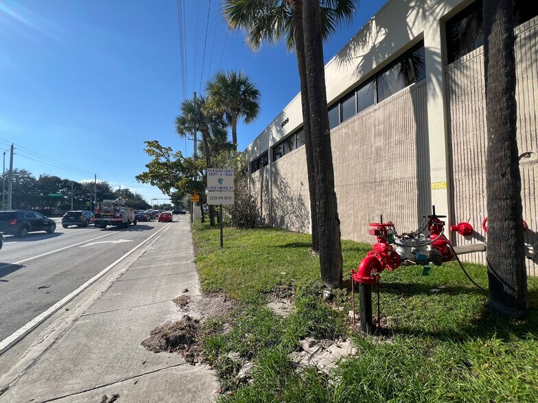 More Photos Of 4099 N Dixie Hwy, Boca Raton Light Manufacturing For Lease