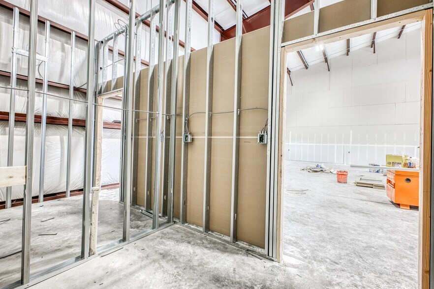 More Photos Of 10100 Railroad Dr., El Paso Warehouse For Lease