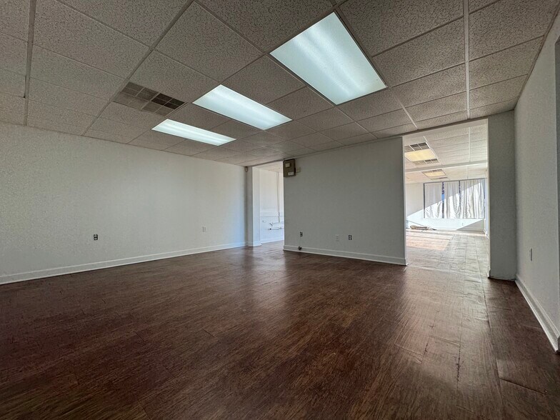 More Photos Of 1026 S Broad St, Clinton Freestanding For Lease