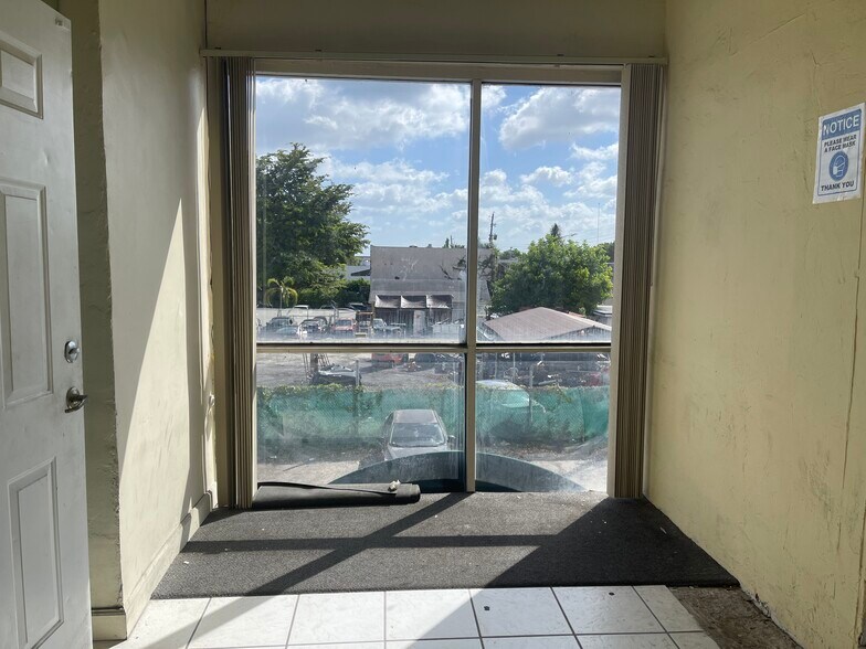 More Photos Of 5900-5904 Dewey St, Hollywood Light Distribution For Lease