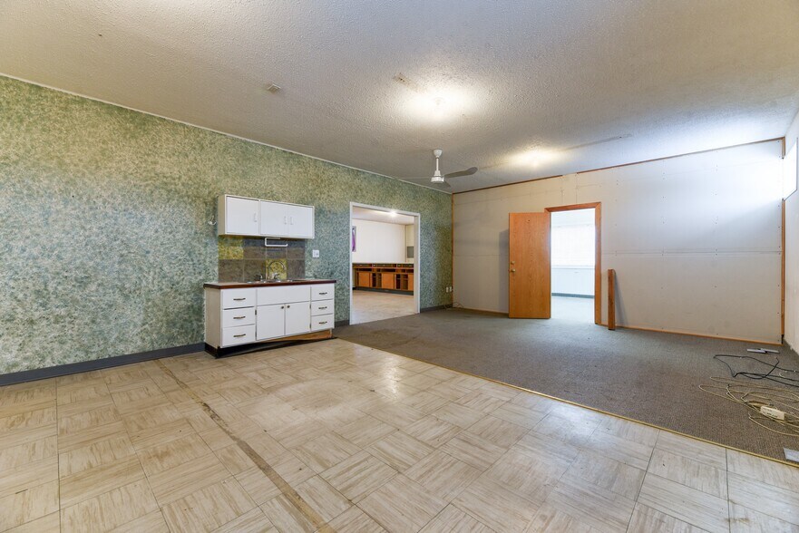 More Photos Of 228 Centre St NE, Langdon Flex For Sale