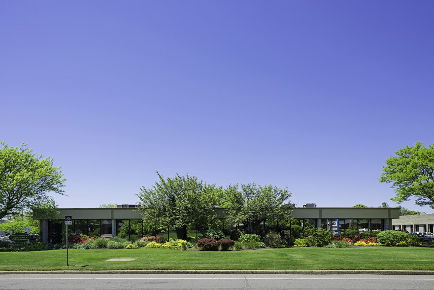 More Photos Of 135-175 Froehlich Farm Blvd, Woodbury Unknown For Lease