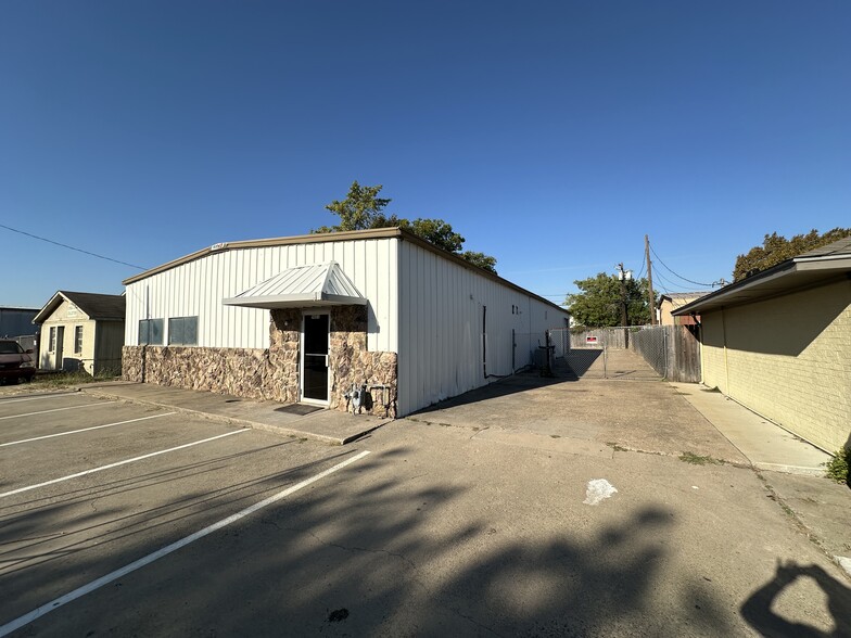 More Photos Of 5021 Gordon Smith Dr, Rowlett Warehouse For Sale