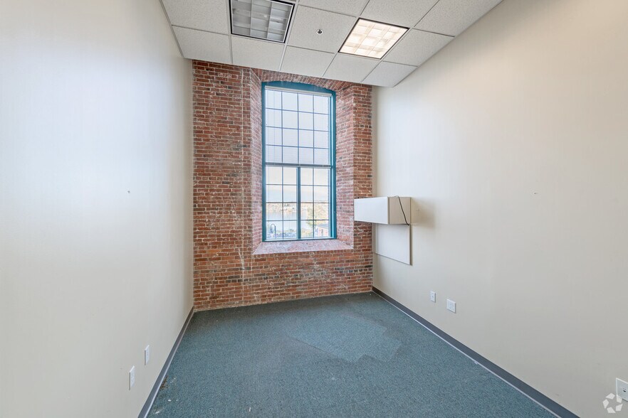 More Photos Of 1082 Davol St, Fall River Apartments For Lease