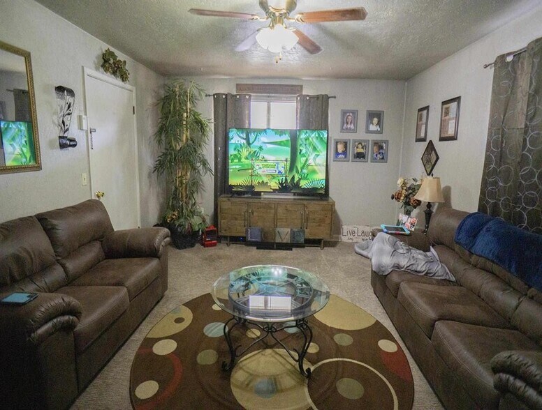 More Photos Of 215 SW 6th St, Mooreland Hotel For Sale