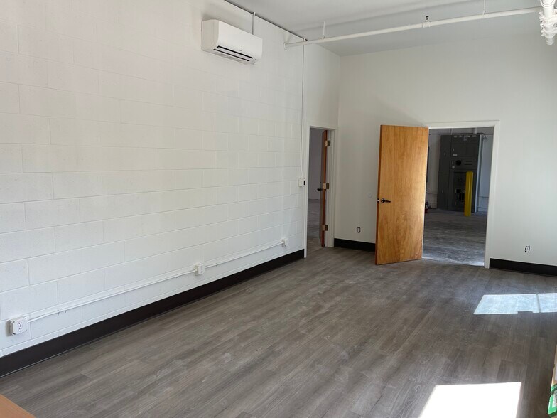 More Photos Of 305 Old County Rd, San Carlos Warehouse For Lease