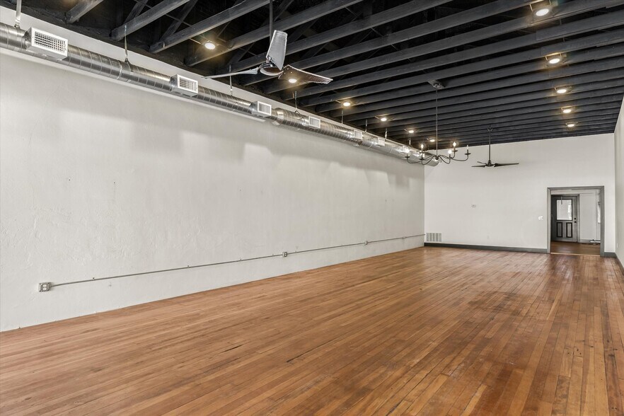 More Photos Of 106 N Main St, Grand Saline Storefront For Sale