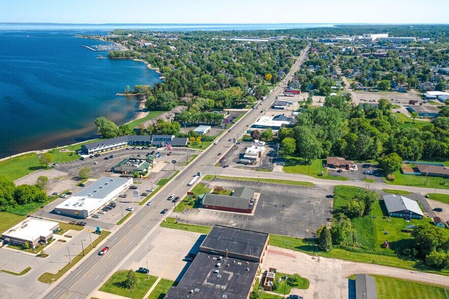 More Photos Of 2305 10th St, Menominee Freestanding For Lease