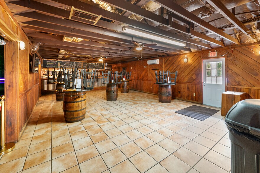 More Photos Of 512 S US Highway 301, Jesup Storefront For Sale