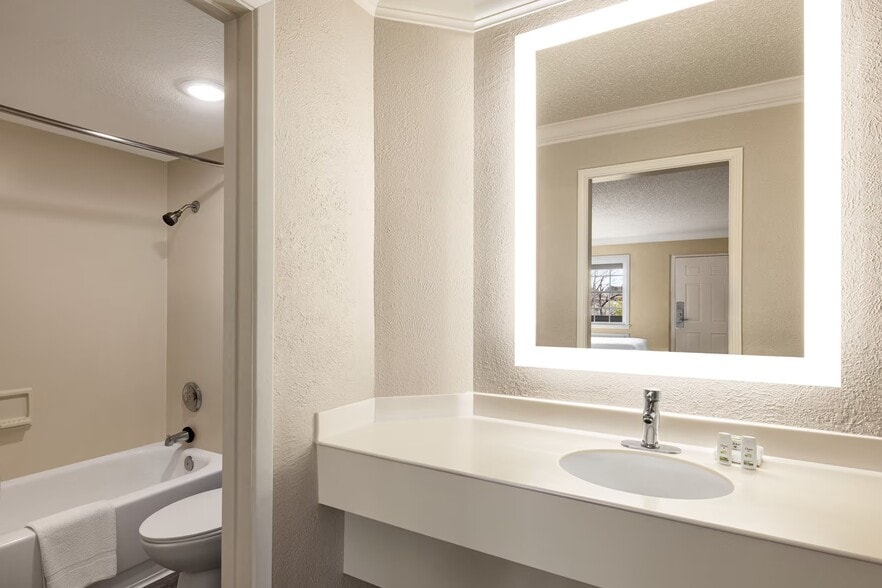 More Photos Of 6511 W Military Dr, San Antonio Hotel For Sale