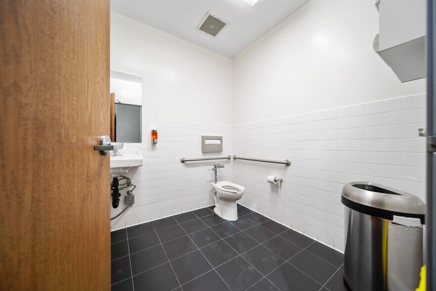 More Photos Of 28294-28310 Constellation Rd, Valencia Light Distribution For Sale