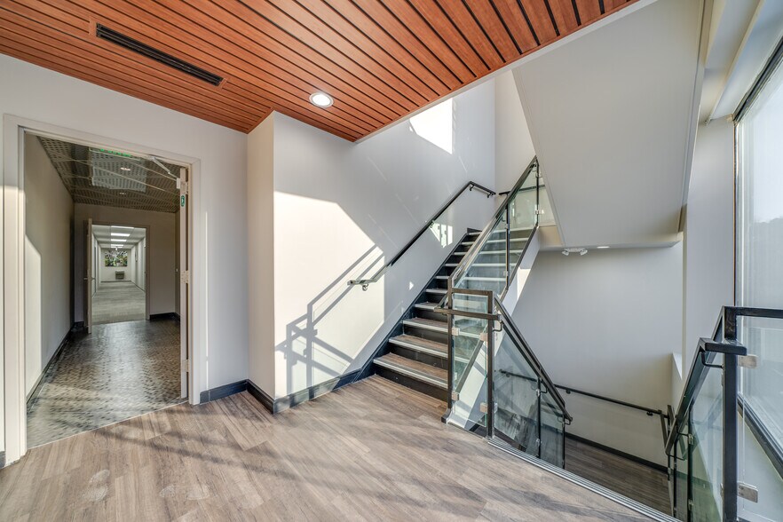 More Photos Of 4901 Glenwood Ave, Raleigh Office For Lease