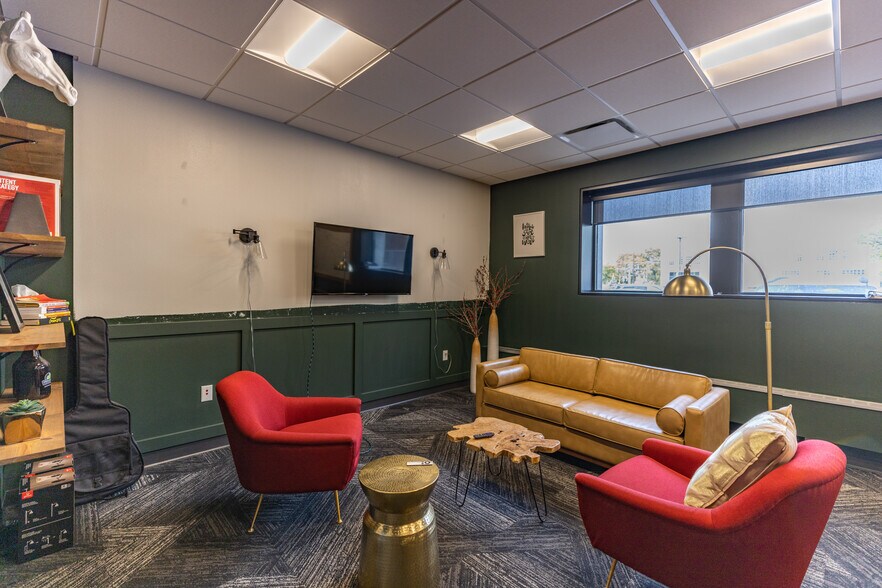 More Photos Of 402-404 E 4th St, Waterloo Office Residential For Sale