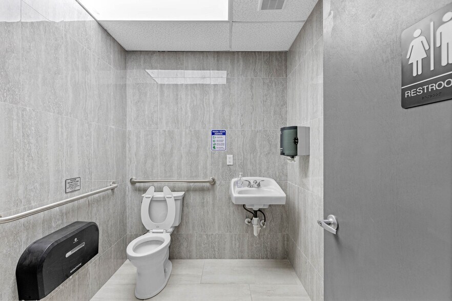 More Photos Of 901 N Grove St, Eustis Office For Sale