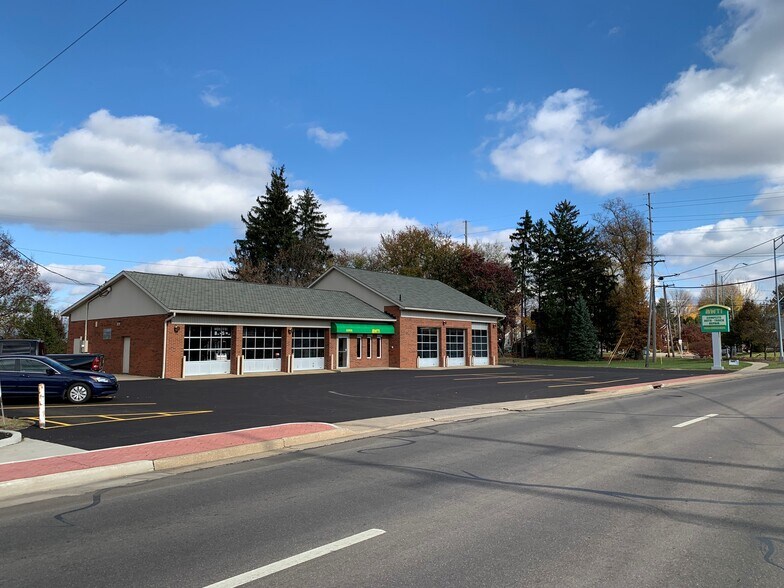 Primary Photo Of 1005 W Main St, Kent Auto Repair For Sale