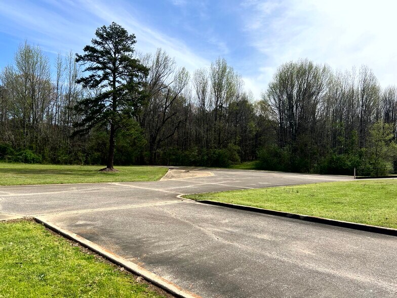 More Photos Of 2001 Levee Rd, Corinth Warehouse For Sale