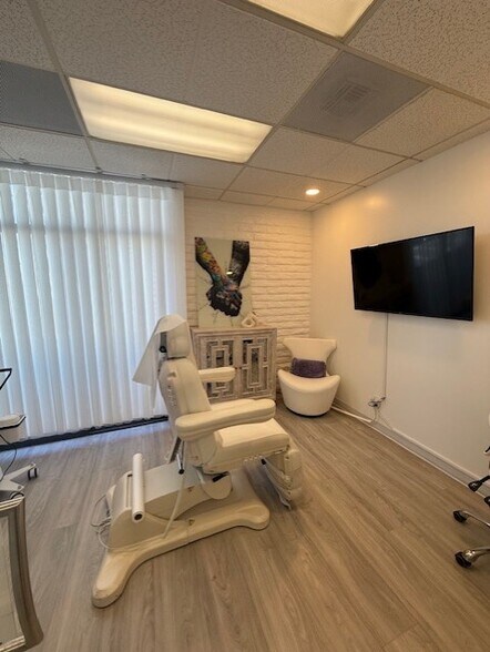 More Photos Of 881 Dover Dr, Newport Beach Medical For Lease