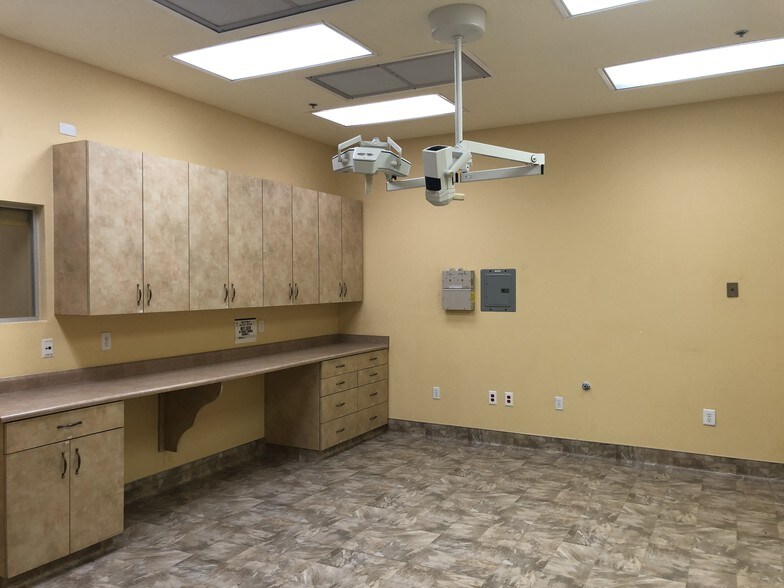 More Photos Of 2555 Montessouri St, Las Vegas Office For Sale