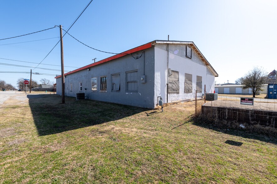 More Photos Of 315 N Bridge St, Henrietta Storefront For Sale
