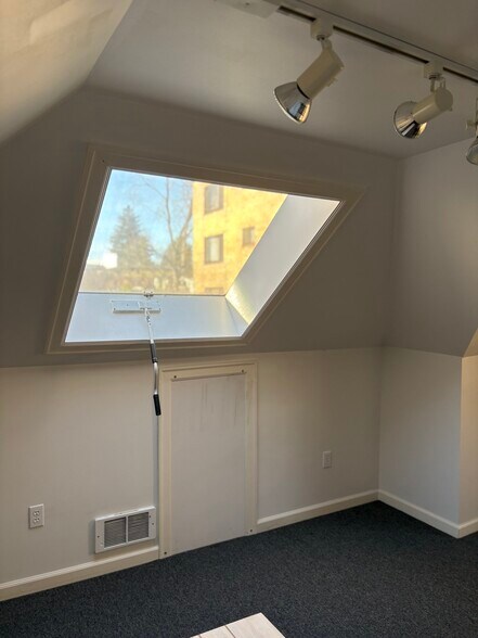 More Photos Of 614 Boylston Ave E, Seattle Office For Sale