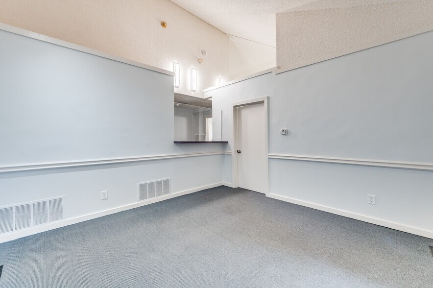 More Photos Of 1725 Cimarron Trl, Hurst Medical For Lease